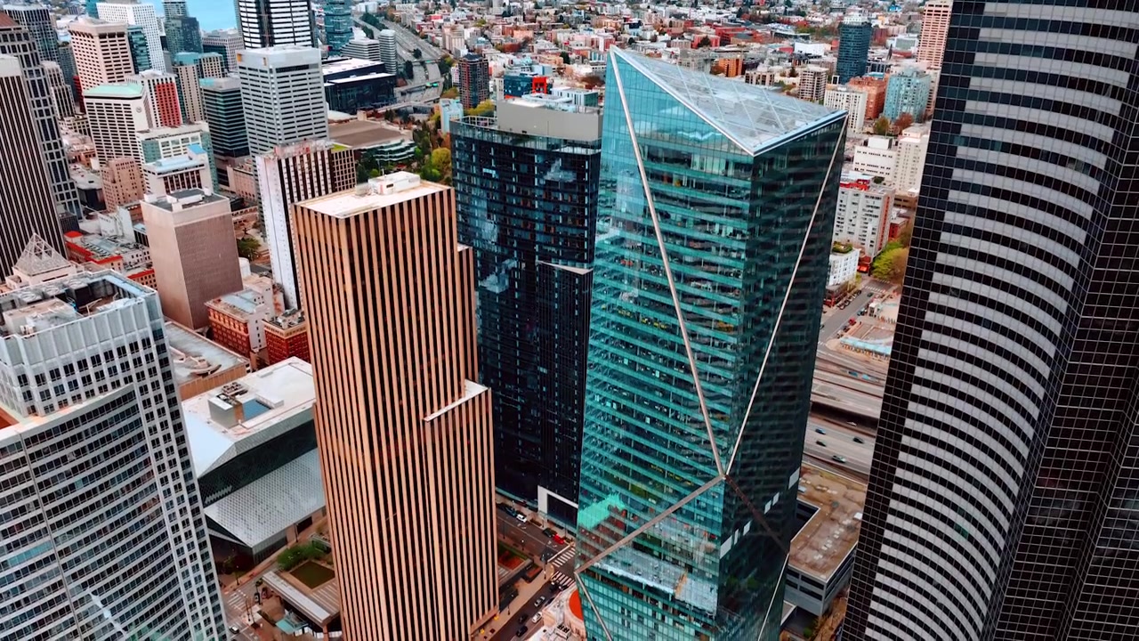 Drone che scende lungo gli edifici a molti piani nel centro di Seattle, Washington, USA. Vista della città di giorno