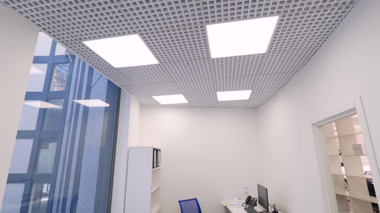 espacio de oficina vacío moderno con vistas a la ciudad