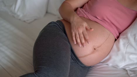 Mujer-Embarazada-Feliz-Y-Esperando-Un-Bebé-En-Casa.