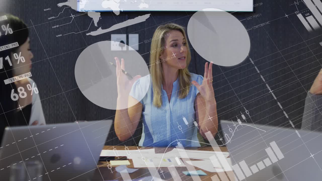 animación del procesamiento de datos estadísticos sobre la mujer caucásica discutiendo con colegas en la oficina