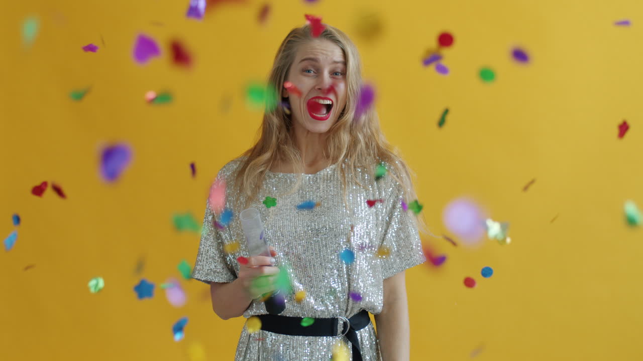 una mujer celebrando con confeti.