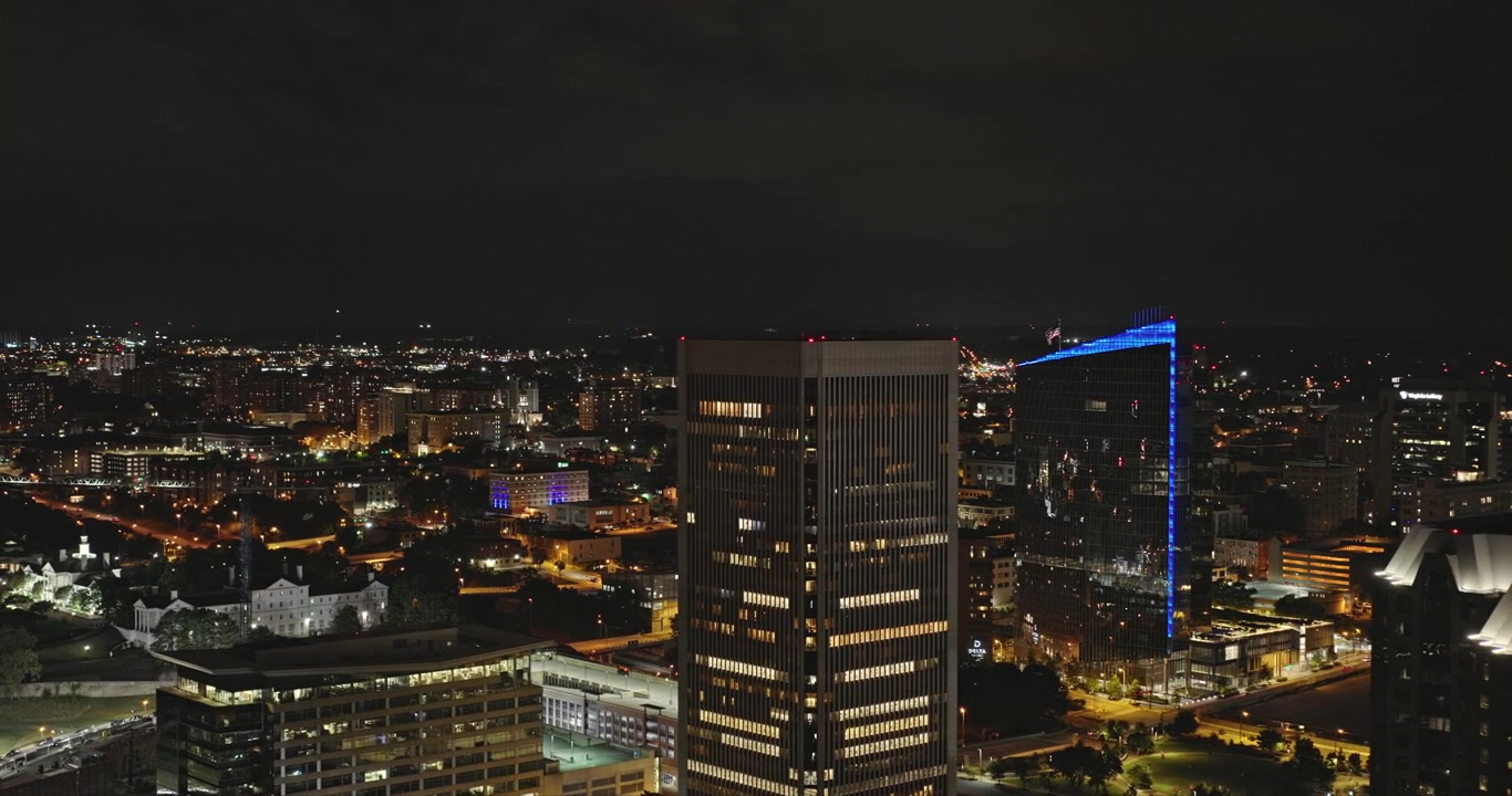 Aérea de Richmond, Virgínia v46, sobrevoo noturno baixo acima de Shockoe Slip, do Rio James e de Monroe Ward em direção ao centro da cidade - Filmado com Inspire 3 8k - 29 de setembro de 2023
