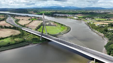 Vista-Pintoresca-Del-Puente-Sobre-El-Río-Suir-Con-La-Cordillera-De-Comeragh-En-Waterford,-Irlanda