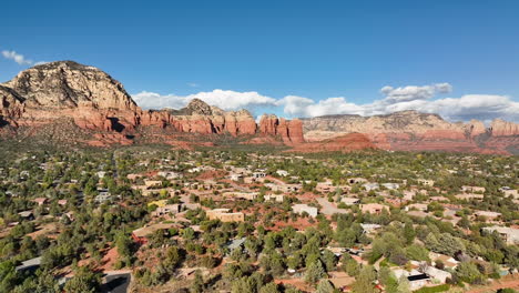 dron cinemático giratorio de montañas y casas en sedona, arizona