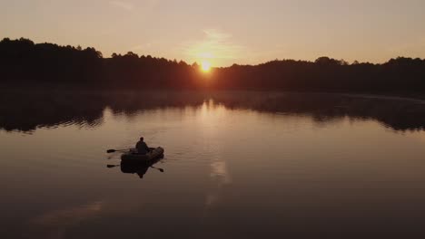 disfrutando de una aventura de rafting durante la puesta de sol - pueblo de rogowko en polonia