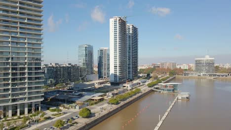 Toma-Aérea-Del-Barrio-De-Puerto-Madero-Con-Algunos-Edificios-Durante-El-Día