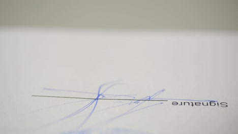 hombre de negocios estampando la tabla de documentos, director aprobando el contrato, papeleo. notario público en la oficina estampando documentos. cerca. uhd 4k. hombre es aprobar documentos firmando y estampando papeles.