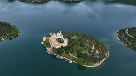 vista aérea del monasterio de santa maría en la isla de mljet, aproximación vertical