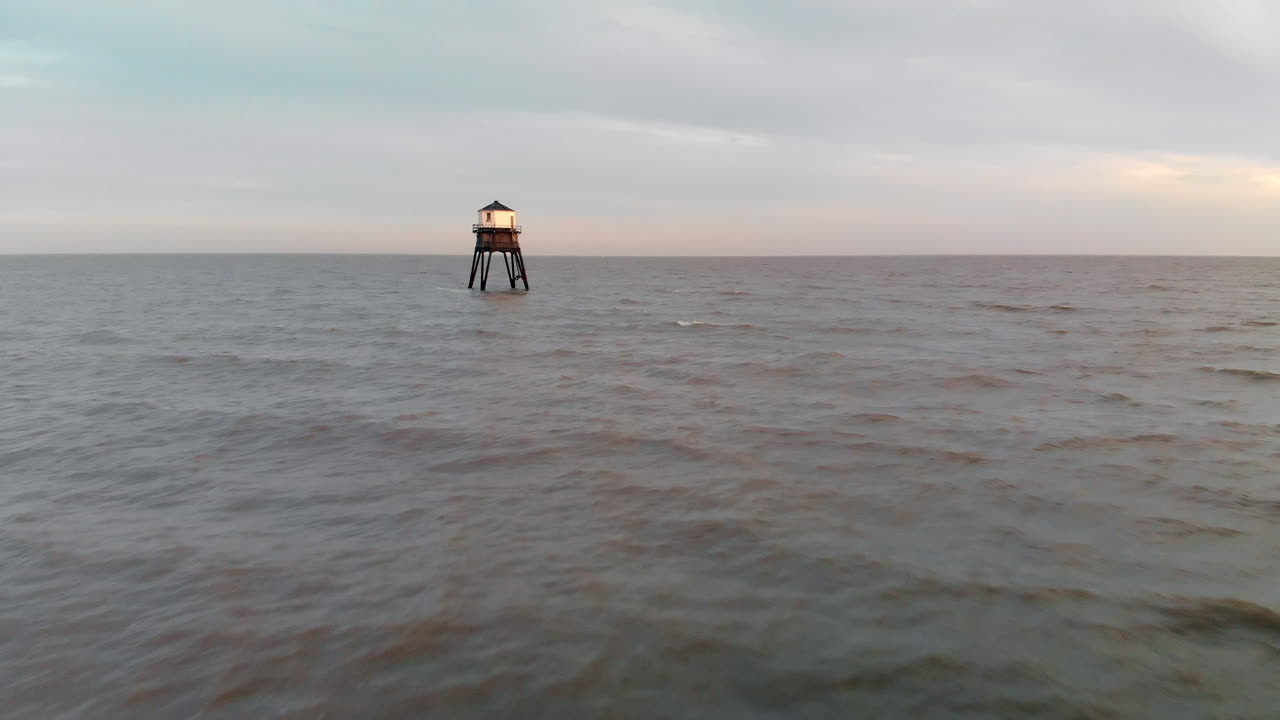 등대 너머로 바다로 이동하는 항공 영상