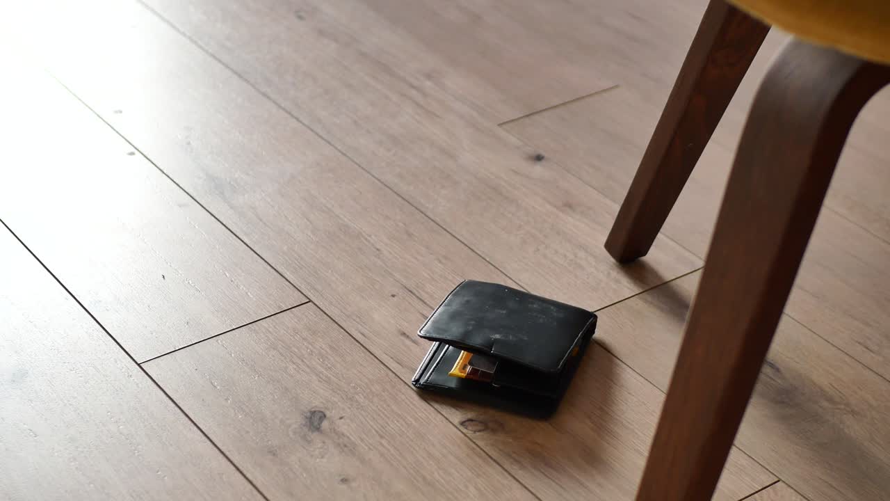 집 바닥에 지갑을 두고 왔어