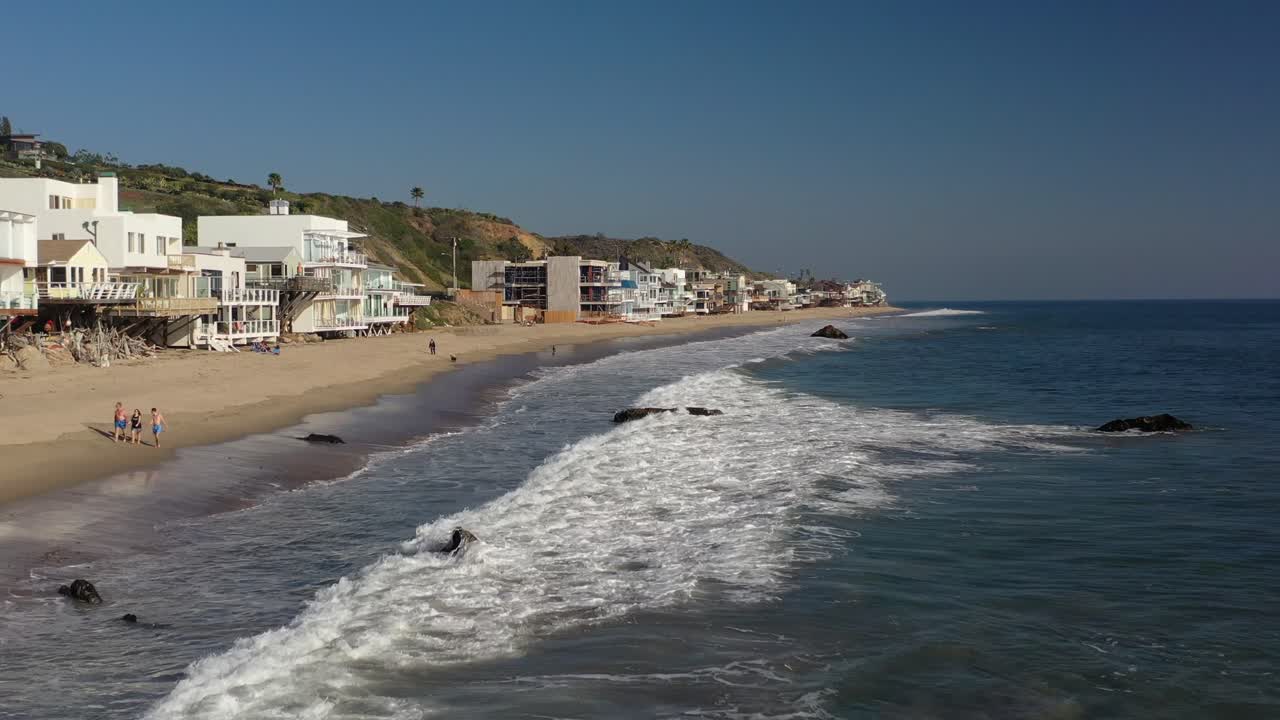 drone aéreo disparó sobre propiedades inmobiliarias en carbon beach en malibu en california, ee.uu. durante el día