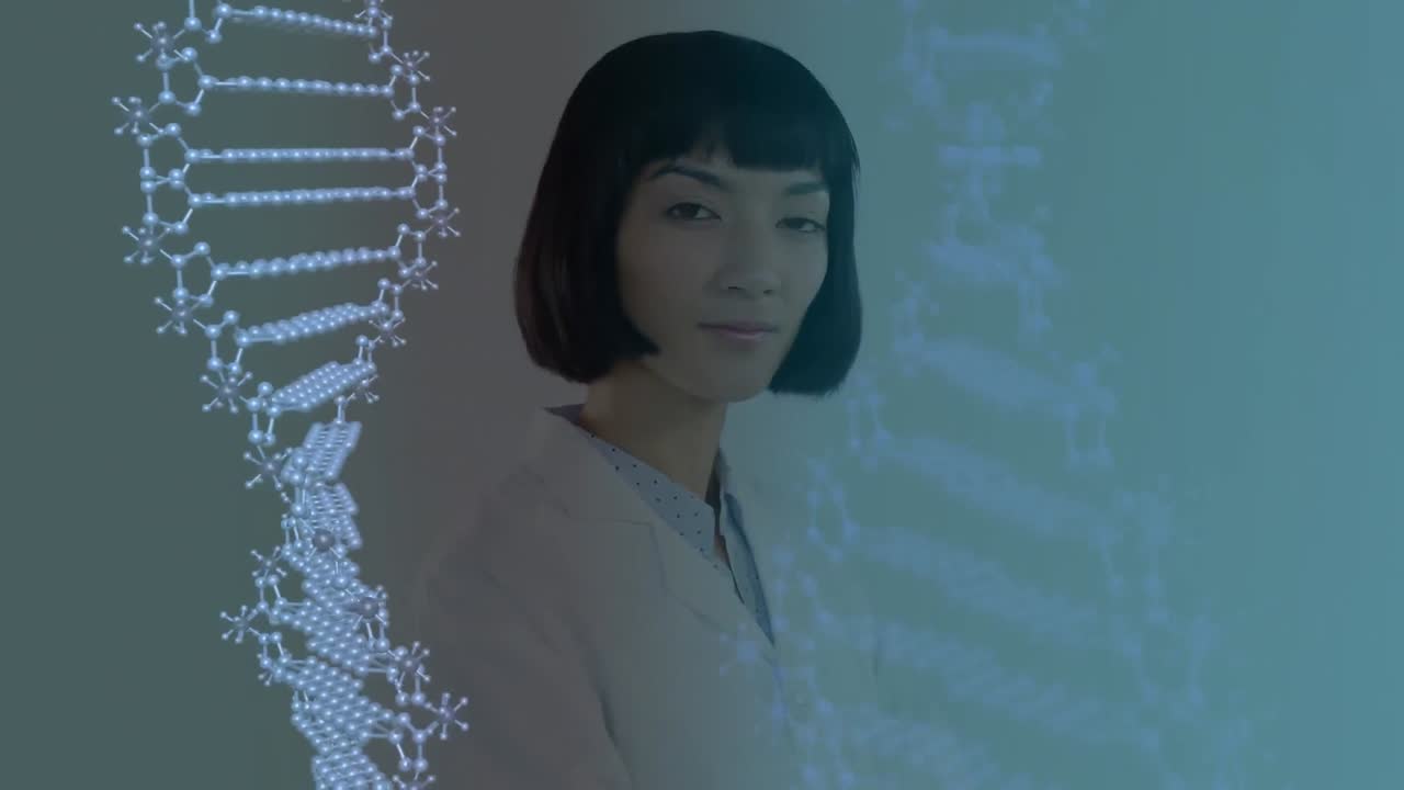 两个DNA结构旋转，映衬着一名面带微笑、双臂交叉的女医生肖像