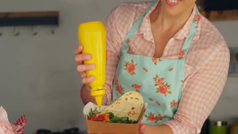 camarera preparando la comida para el cliente