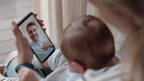 madre joven y bebé chateando por video con el padre usando un teléfono inteligente saludando a la hija pequeña disfrutando de la conexión familiar