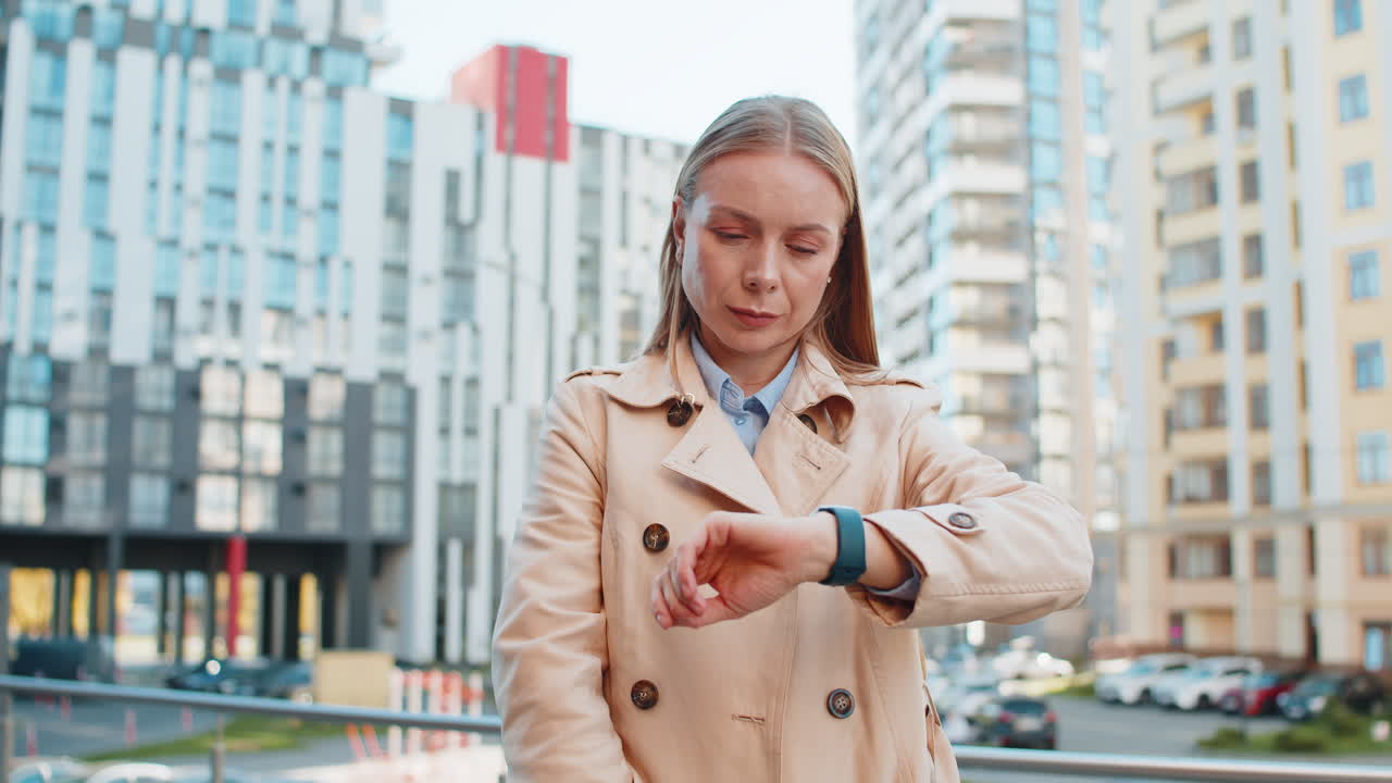 mujer de negocios madura y triste de pie al aire libre mirando a su alrededor esperando una reunión de negocios