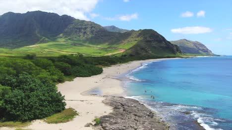 Toma-De-Drones-De-Una-Playa-Aislada-De-Arena-Blanca-En-Hawaii