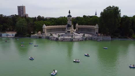 Parque-Del-Retiro---Turistas-Botes-De-Remos-En-El-Lago-Con-Monumento-A-Alfonso-Xii-En-Madrid,-España