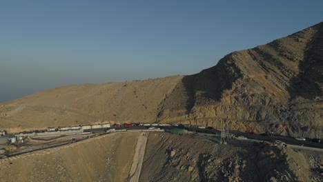 Tiro-De-Drone-Ascendente-De-Una-Montaña-Rocosa.-Acantilado