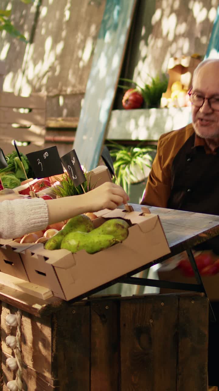 Vídeo vertical: personas de diferentes etnias disfrutando de un día de compras en un mercado local.