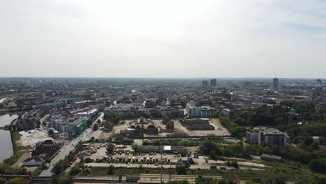 Drone-shot-of-city-Poznan,-Poland-and-river-Warta-in-the-middle