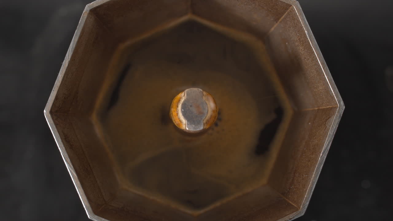 モカポットで淹れる新鮮で風味豊かなコーヒー
