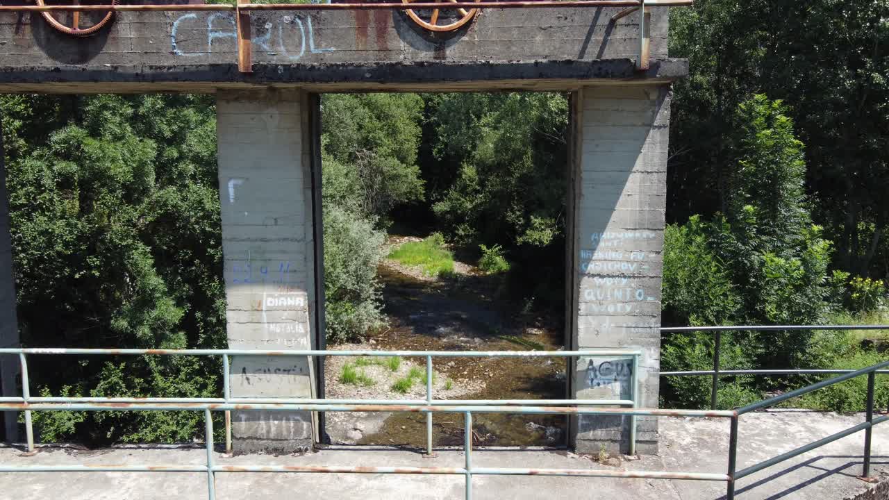 오래된 발전소 댐을 통해 비행