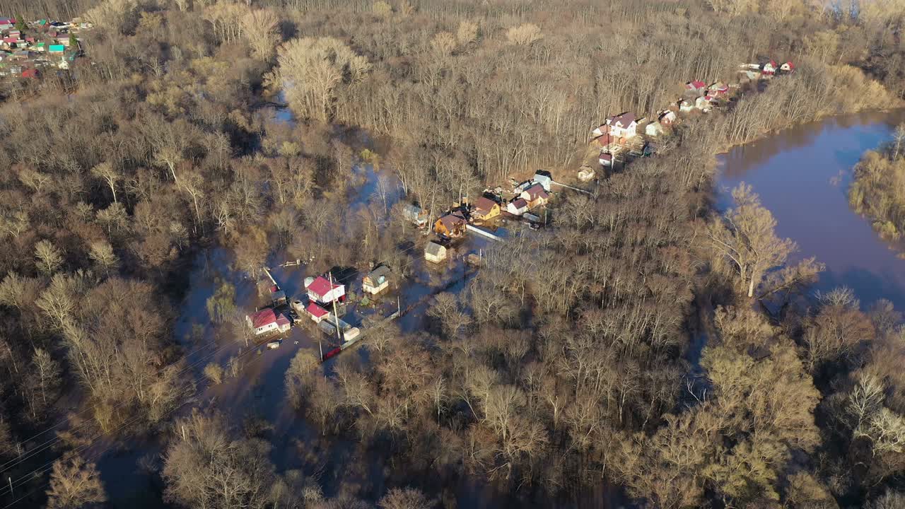 봄에 얼음이 녹은 후 강의 수위 상승, 숲 가장자리를 따라 공중 조사, 자연 및 기후 변화 개념.