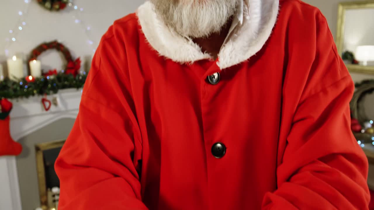 선물 상자를 들고 있는 산타클로스