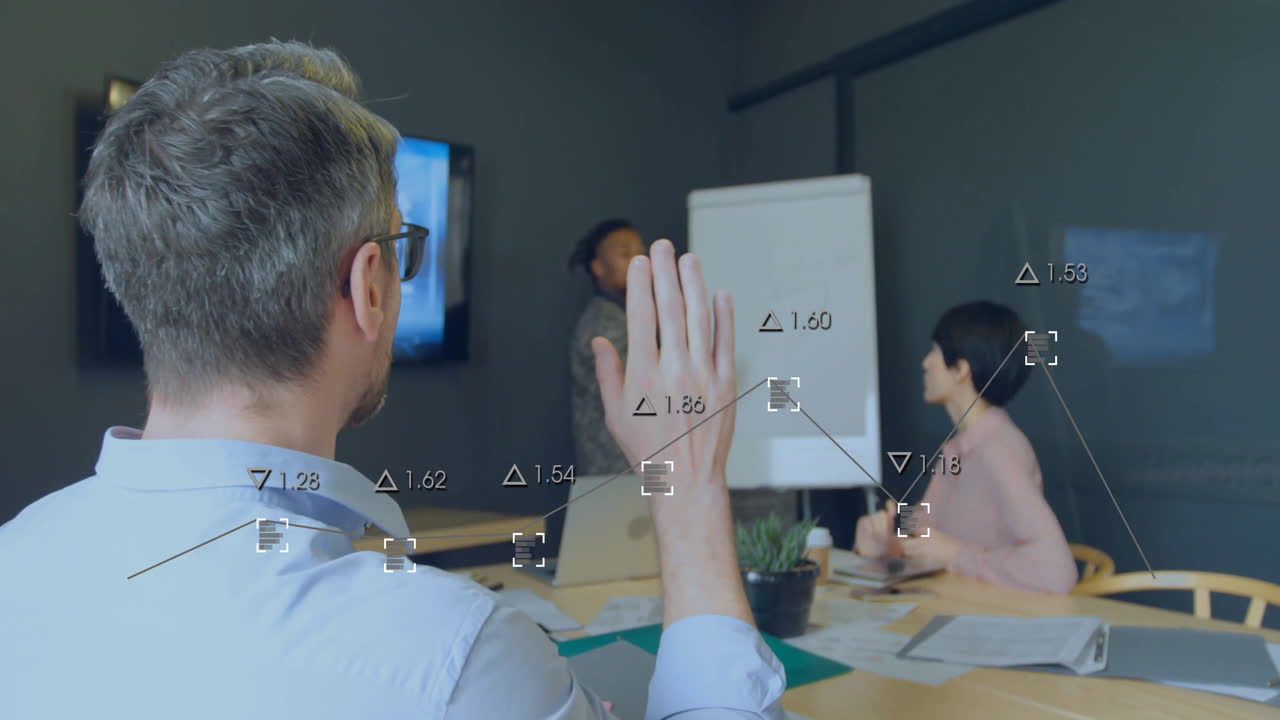 анимация обработки данных над различными коллегами, встречающимися в офисе