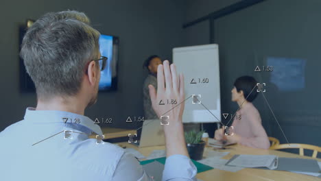 animación del procesamiento de datos sobre diversos colegas que se reúnen en la oficina