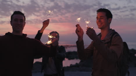 retrato de jóvenes amigos celebrando la víspera de año nuevo sosteniendo bengalas sonriendo feliz alegre disfrutando de una fiesta en la playa