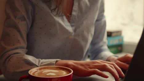 mujer cansada no trabajando en la computadora