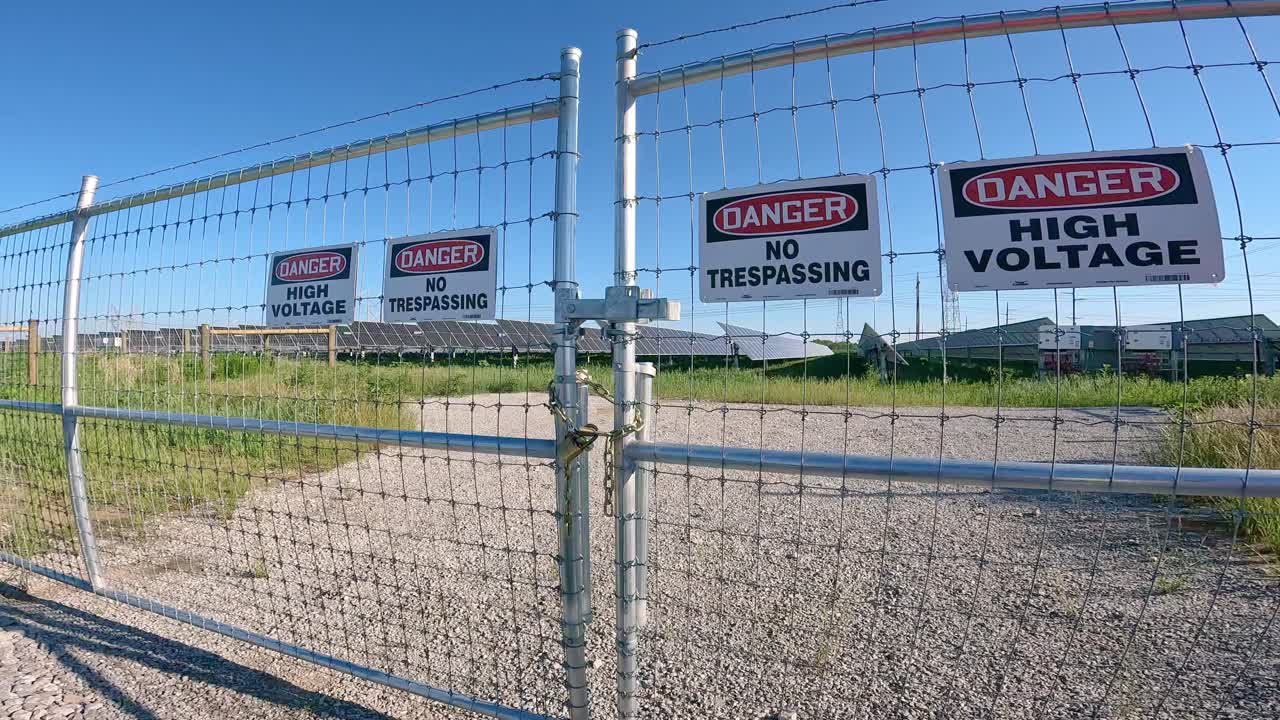 경고 표시 - 위험 - 고전압 - 무단 침입 금지