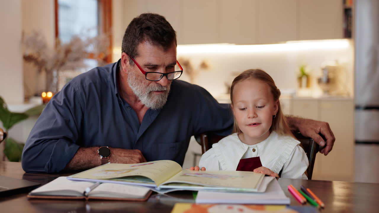 abuelo y nieta leyendo juntos