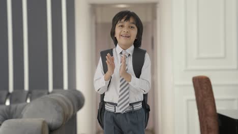 niño de escuela indio feliz aplaudiendo y apreciando