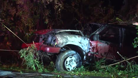 Coche-Destrozado-Siendo-Remolcado-Cuesta-Arriba-Por-La-Noche