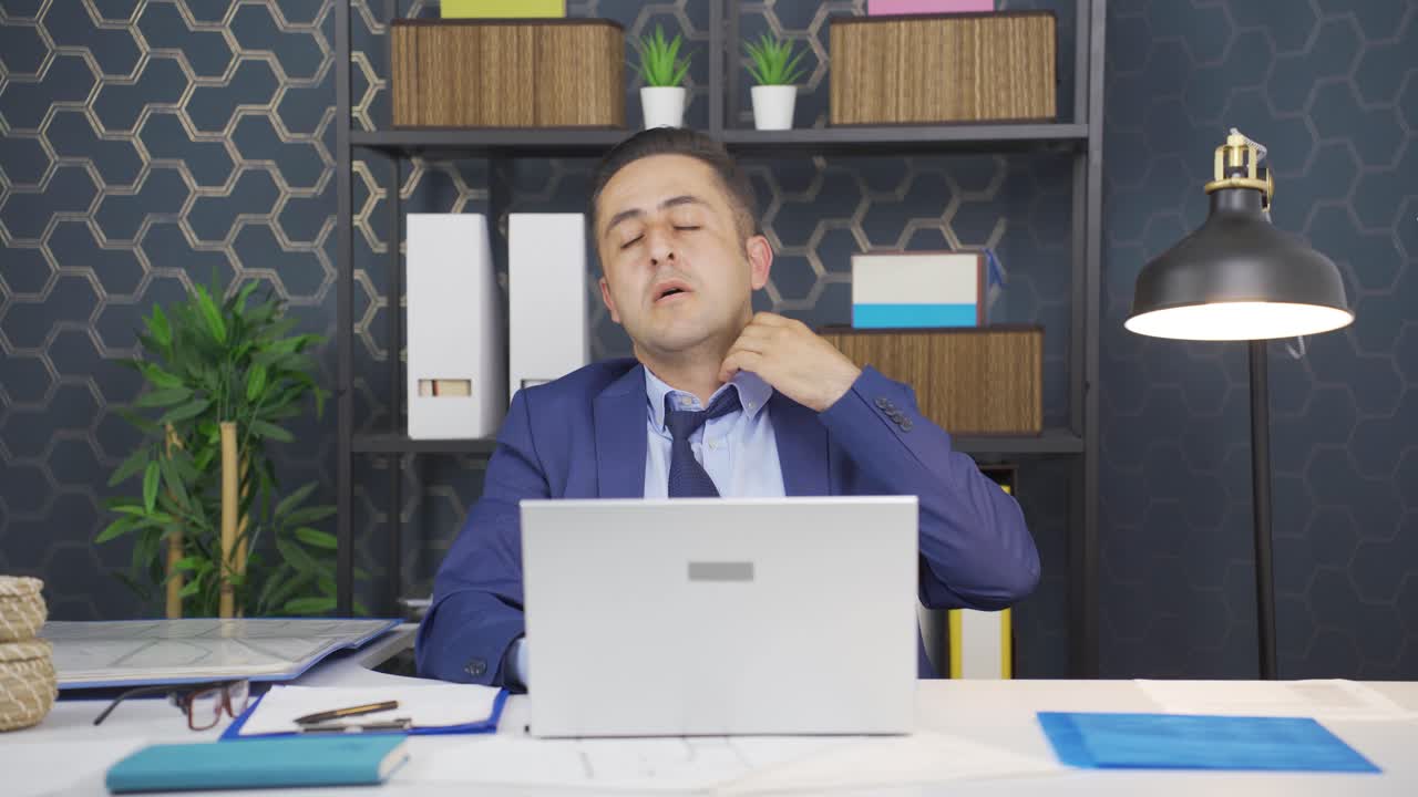 우울하고  ⁇ 은 사업가가  ⁇ 타이를 풀고 있습니다.