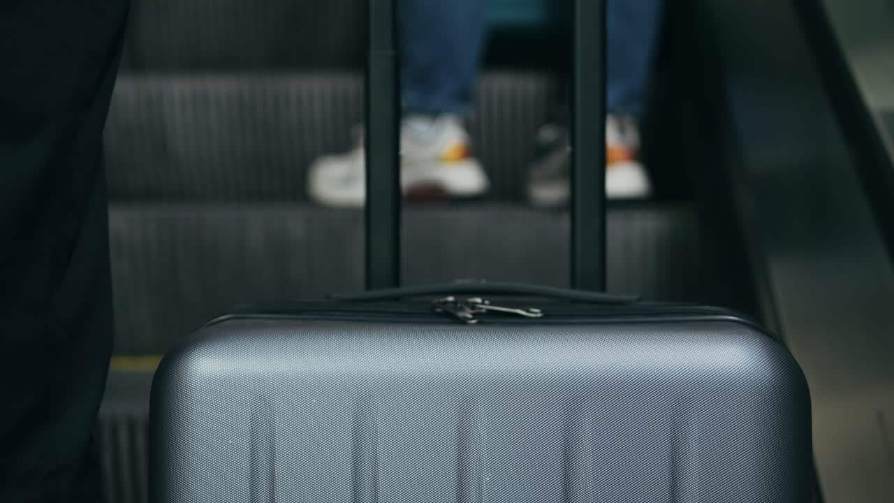 Turistmand med kuffertbagage i Spanien. En rejsende med bagage og jakkesæt på en forretningsgade på vej til et hotel, forretningskontor, lufthavnsterminal, mens han nyder den livlige atmosfære.