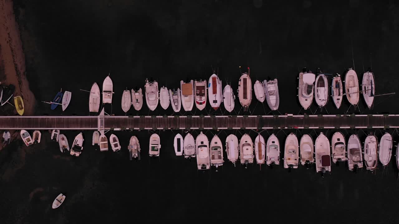 긴 도크 위에서 아래로 보기 슬라이더 샷에 있는 보트의 공중 보기