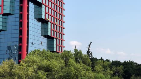 In-Mexiko-Stadt-übernehmen-Männer-Die-Riskante-Aufgabe,-Die-Fenster-Von-Wolkenkratzern-Von-Außen-Zu-Putzen