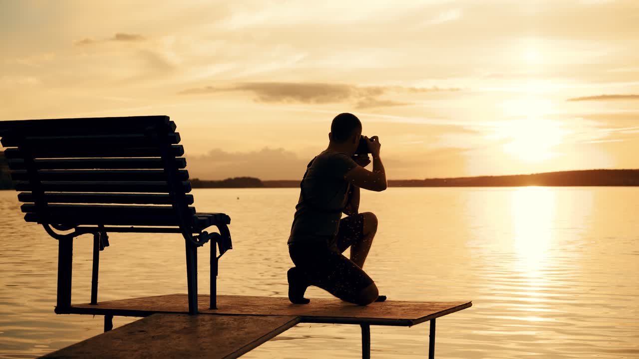 Siluet fotografer di pantai keemasan saat matahari terbit/terbenam. Bekerja saat liburan