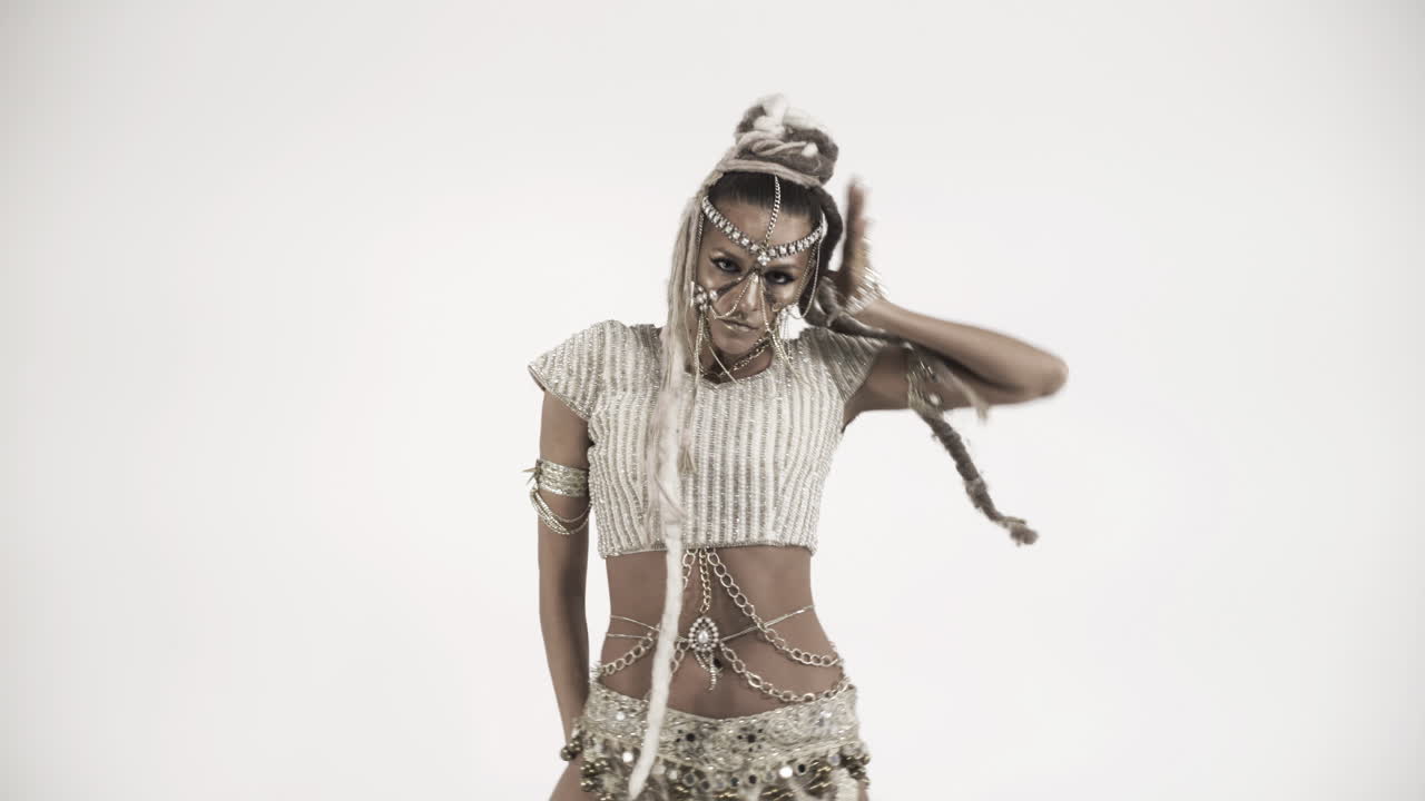 hermosa chica oriental bailando sobre un fondo blanco