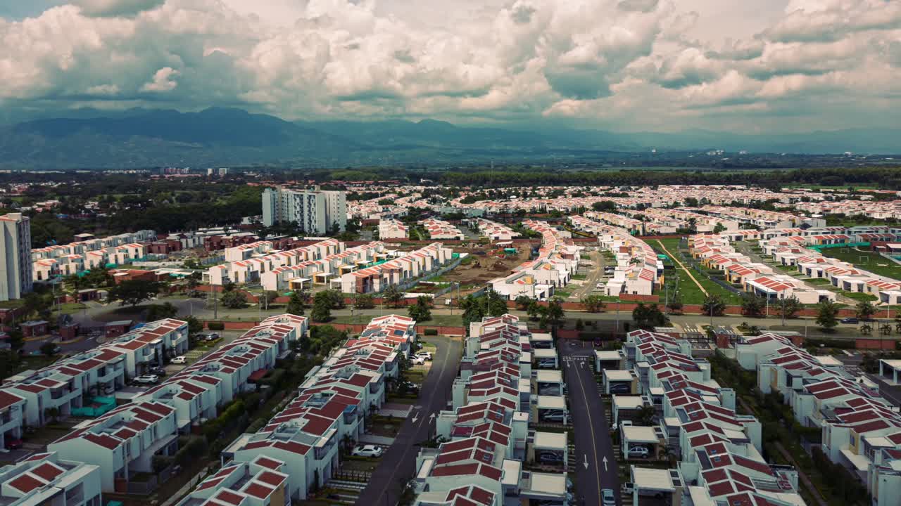 Hyperlapse aéreo volando sobre un complejo de viviendas cerca de Jamundí, Colombia.