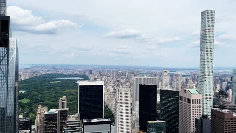 vista aérea del parque central en manhattan con los delgados rascacielos de la fila de multimillonarios de la ciudad de nueva york