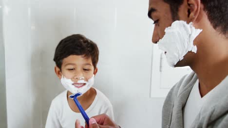 padre e hijo afeitándose juntos