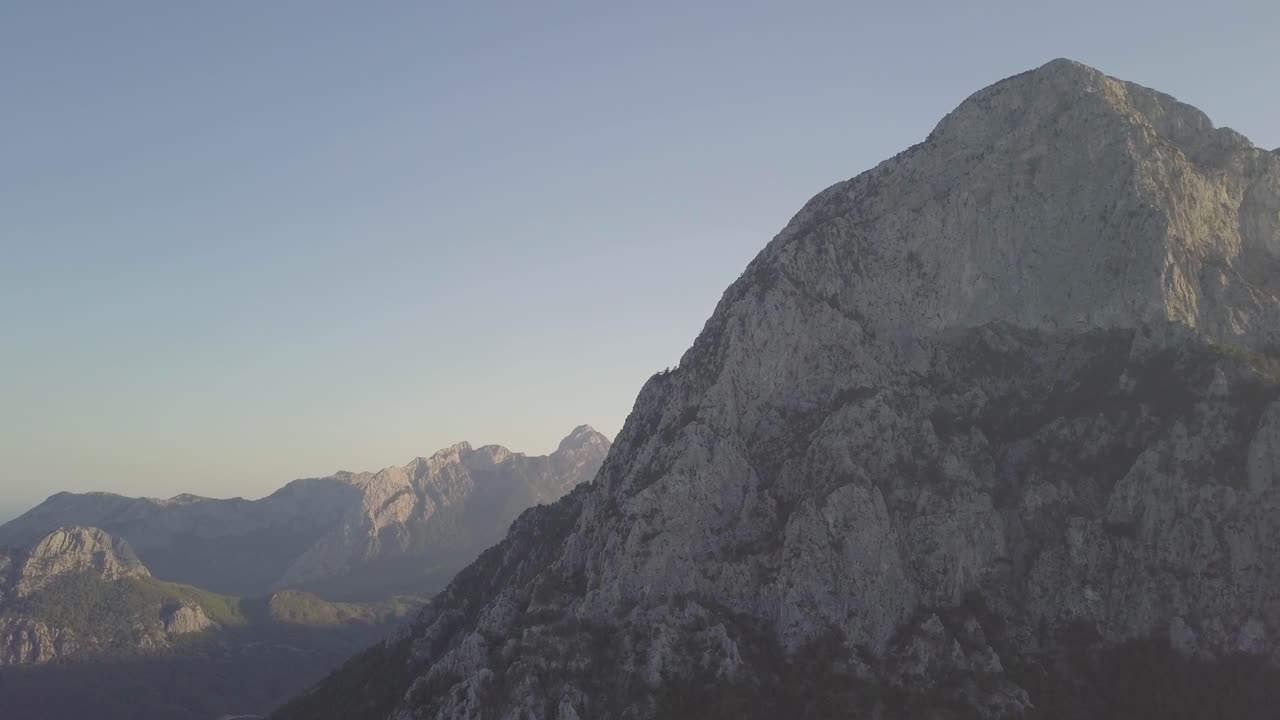 La luce del mattino presto colpisce la scogliera rocciosa delle montagne di Geyikbayiri ad Antalya, Turchia