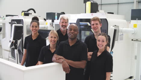 porträt von mitarbeitern in einer ingenieurwerkstatt mit cnc-maschinen