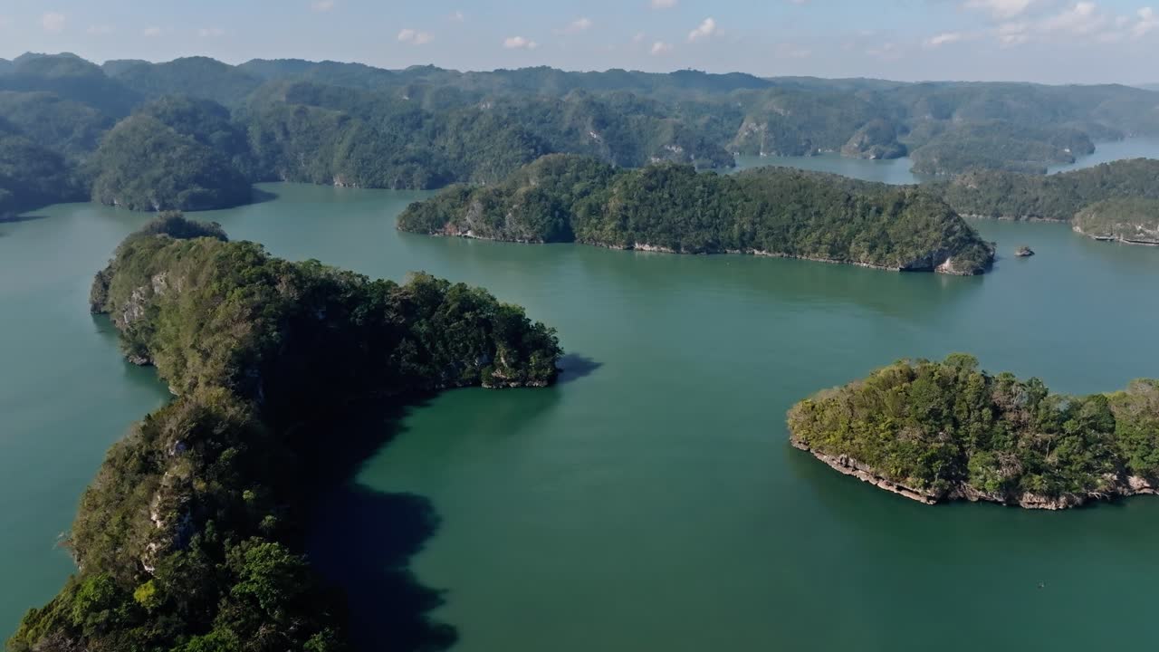 volar sobre islas verdes con bosque denso en el parque nacional los haitises en república dominicana
