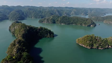 Fliegen-Sie-über-Grüne-Inseln-Mit-Dichtem-Wald-Im-Nationalpark-Los-Haitises-In-Der-Dominikanischen-Republik