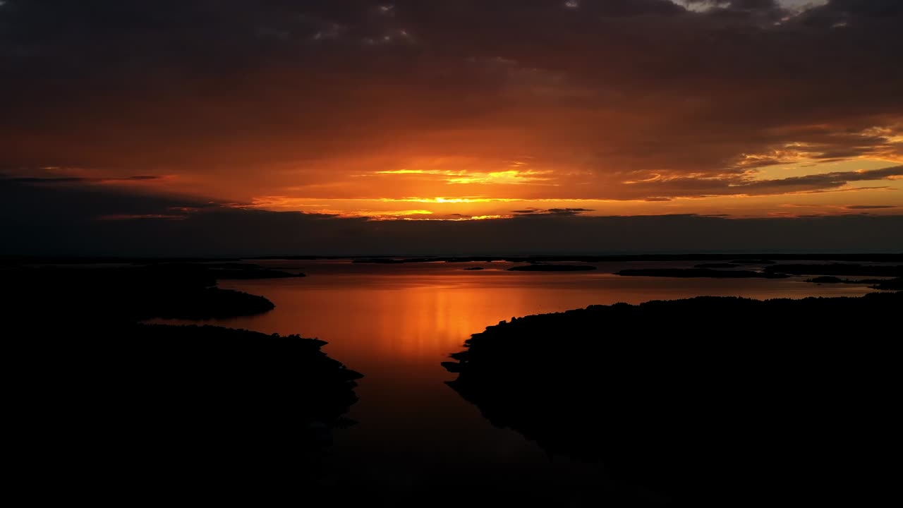 un dron de hiperlapso filmó una dramática puesta de sol sobre pequeñas islas, en el archipiélago de åland, finlandia.